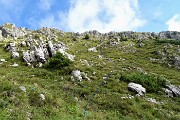 63 Percorso a vista verso la vetta del Venturosa su ripidi pratoni e facili roccette